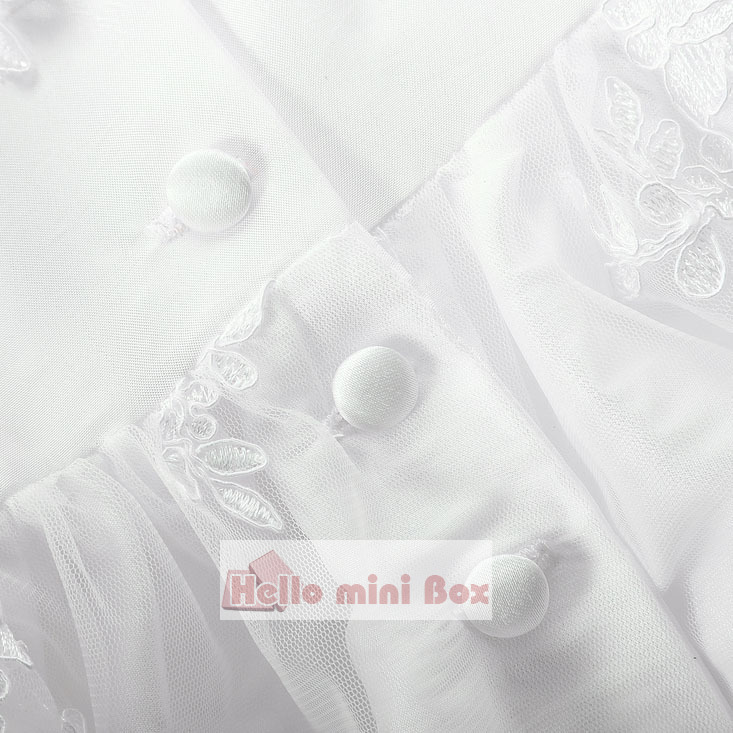 Daugiasluoksnės rankovės su dvigubomis dekoratyvinėmis juostelėmis su nėriniu krikštynos suknele